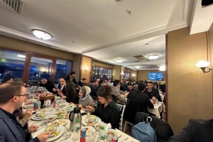 Maliye Denetim Elemanları Derneği tarafından tertip edilen "İstanbul İftar Yemeği" programı, Üsküdar SGK Sosyal Tesislerinde 27 Şubat 2026 tarihinde gerçekleştirilmiştir.